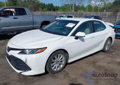 2018 Toyota Camry Le из США, поврежденный, VIN 4T1B11HKXJU556808